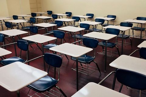 Elevii a două şcoli din Bucureşti învață în 3 schimburi. Ministrului Educaţiei a reacționat: „E ilegal”
